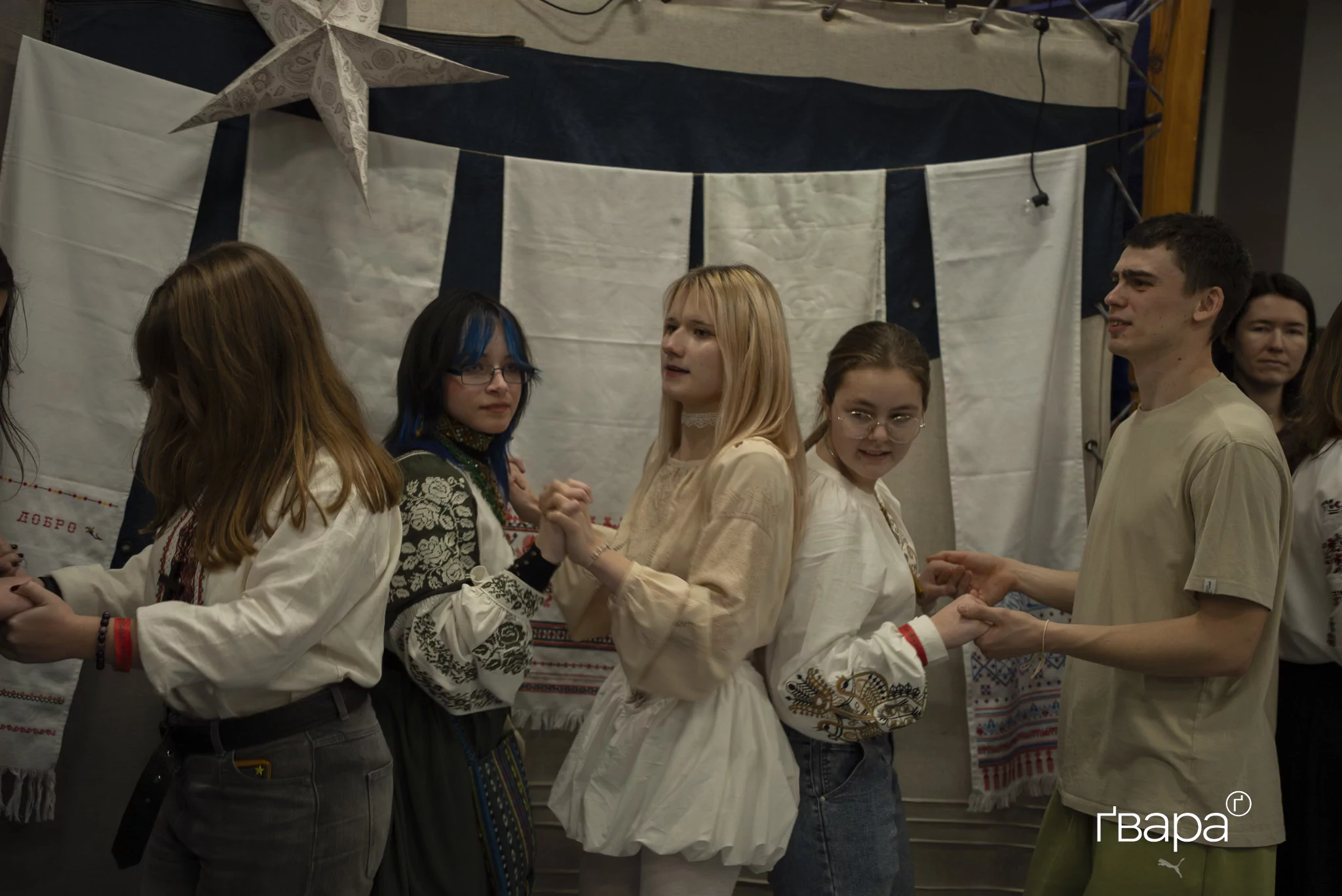 зображення до посту: У Харкові провели Андріївські вечорниці. Ворожили, танцювали й збирали гроші на лікування поранених військових