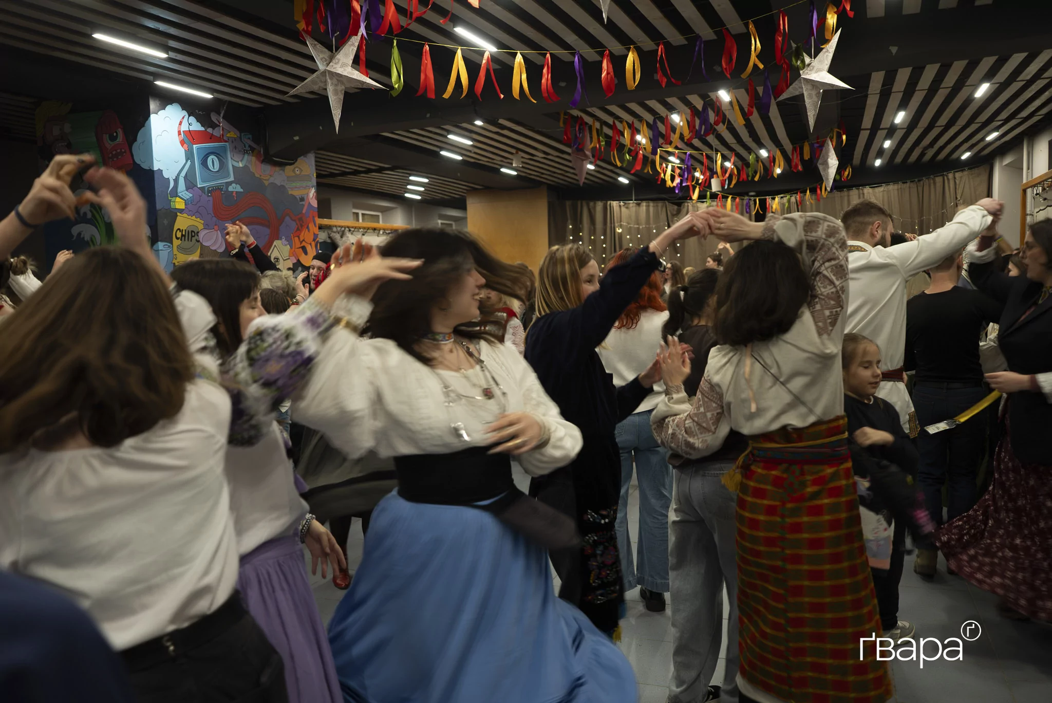 зображення до посту: У Харкові провели Андріївські вечорниці. Ворожили, танцювали й збирали гроші на лікування поранених військових
