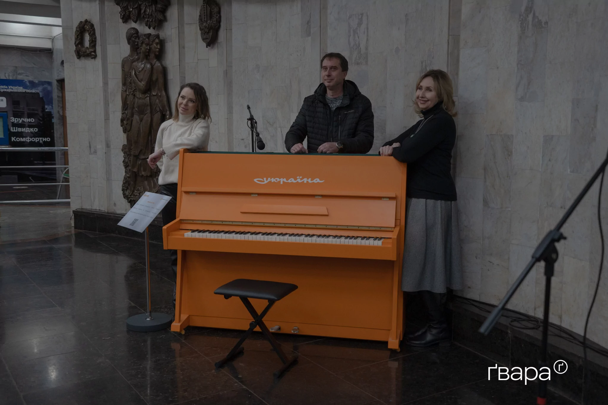 зображення до посту: У харківському метро встановили піаніно, евакуйоване з Бахмута — фото
