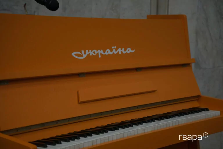 У харківському метро встановили піаніно, евакуйоване з Бахмута — фото