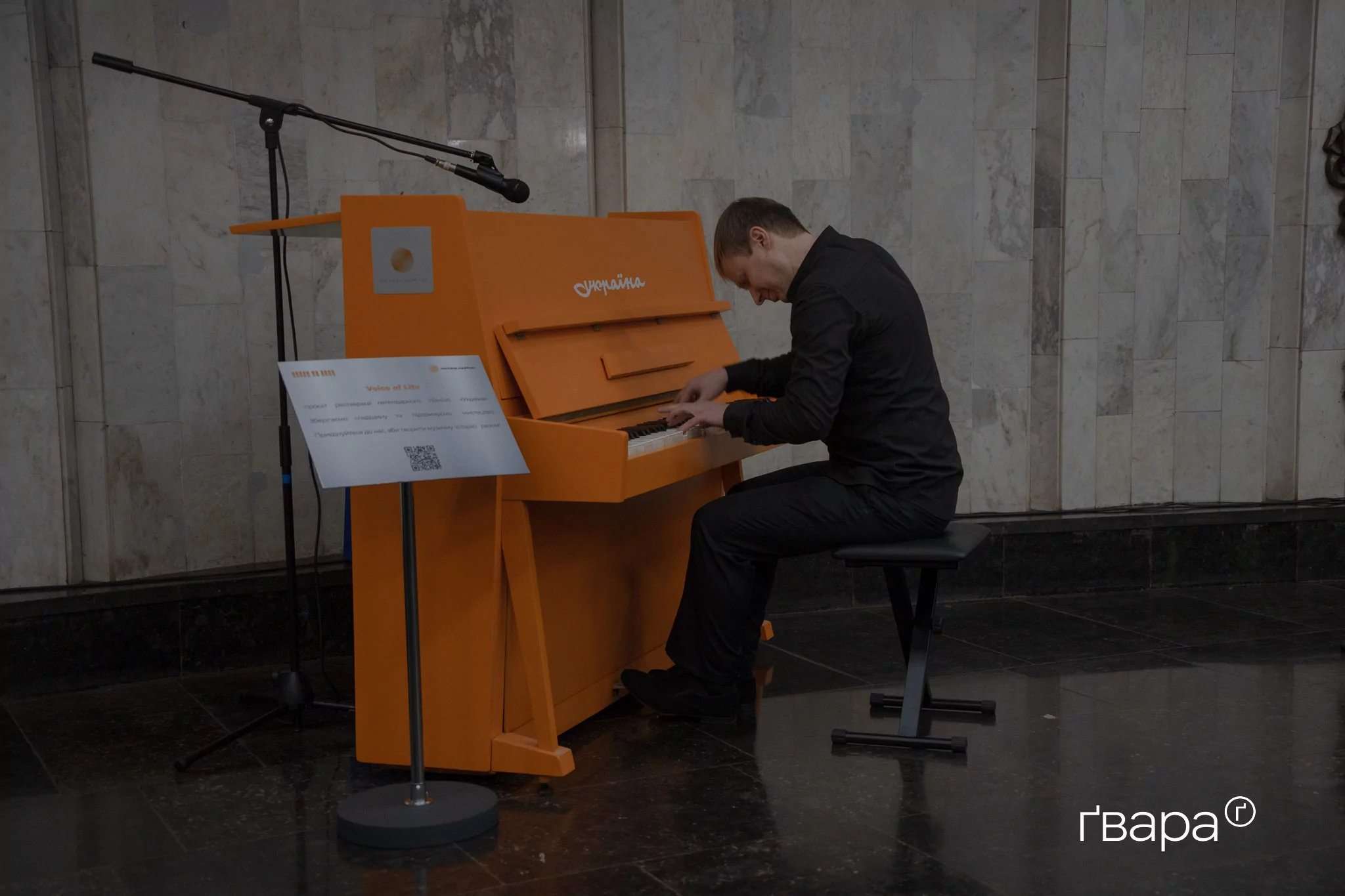 зображення до посту: У харківському метро встановили піаніно, евакуйоване з Бахмута — фото