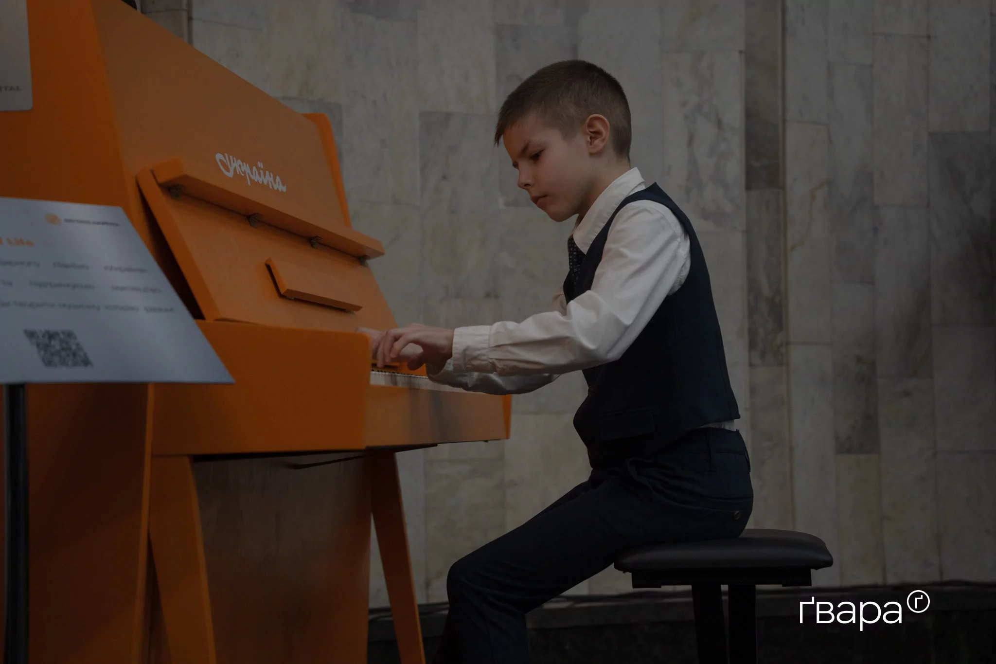 зображення до посту: У харківському метро встановили піаніно, евакуйоване з Бахмута — фото