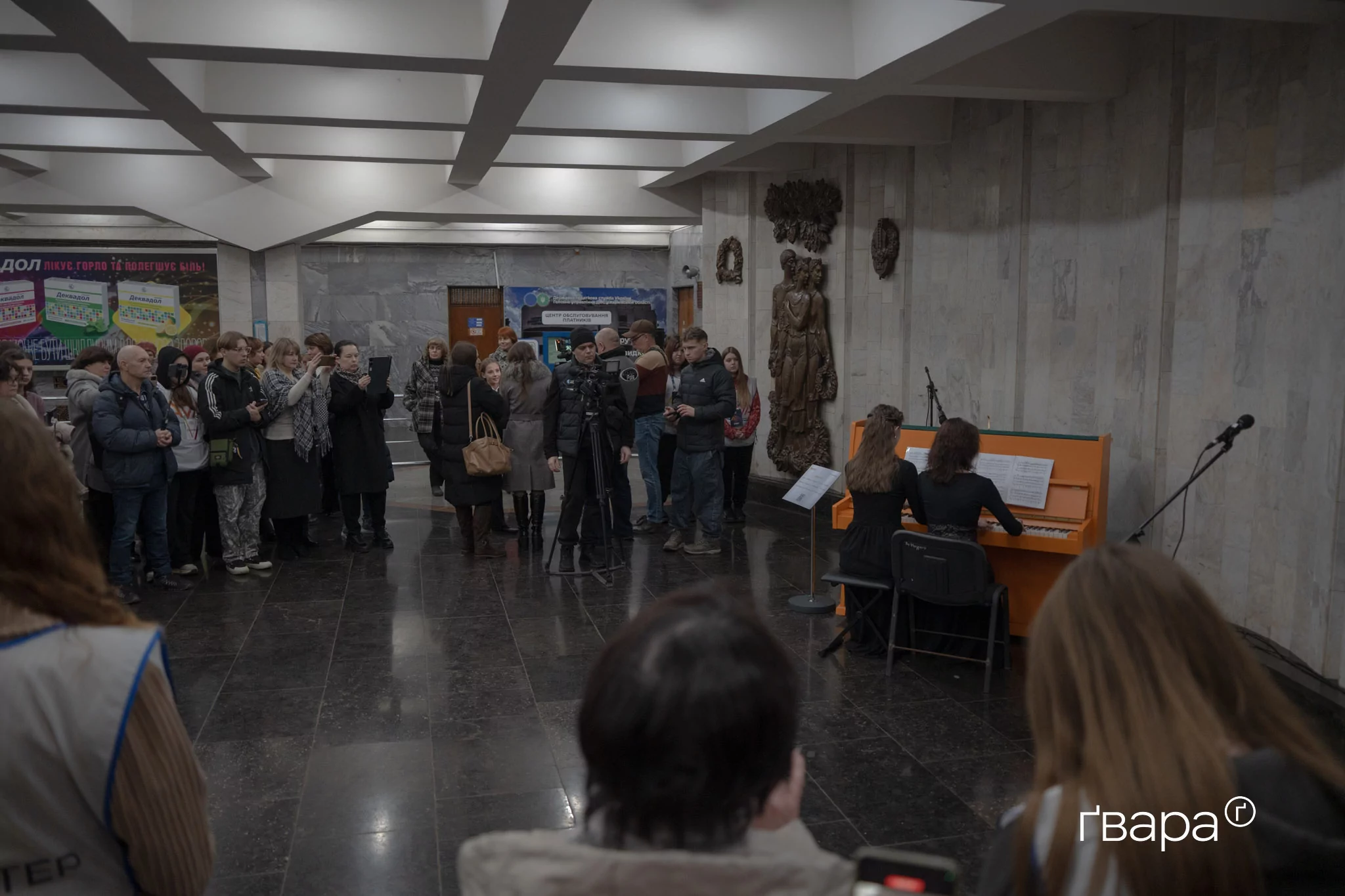 зображення до посту: У харківському метро встановили піаніно, евакуйоване з Бахмута — фото