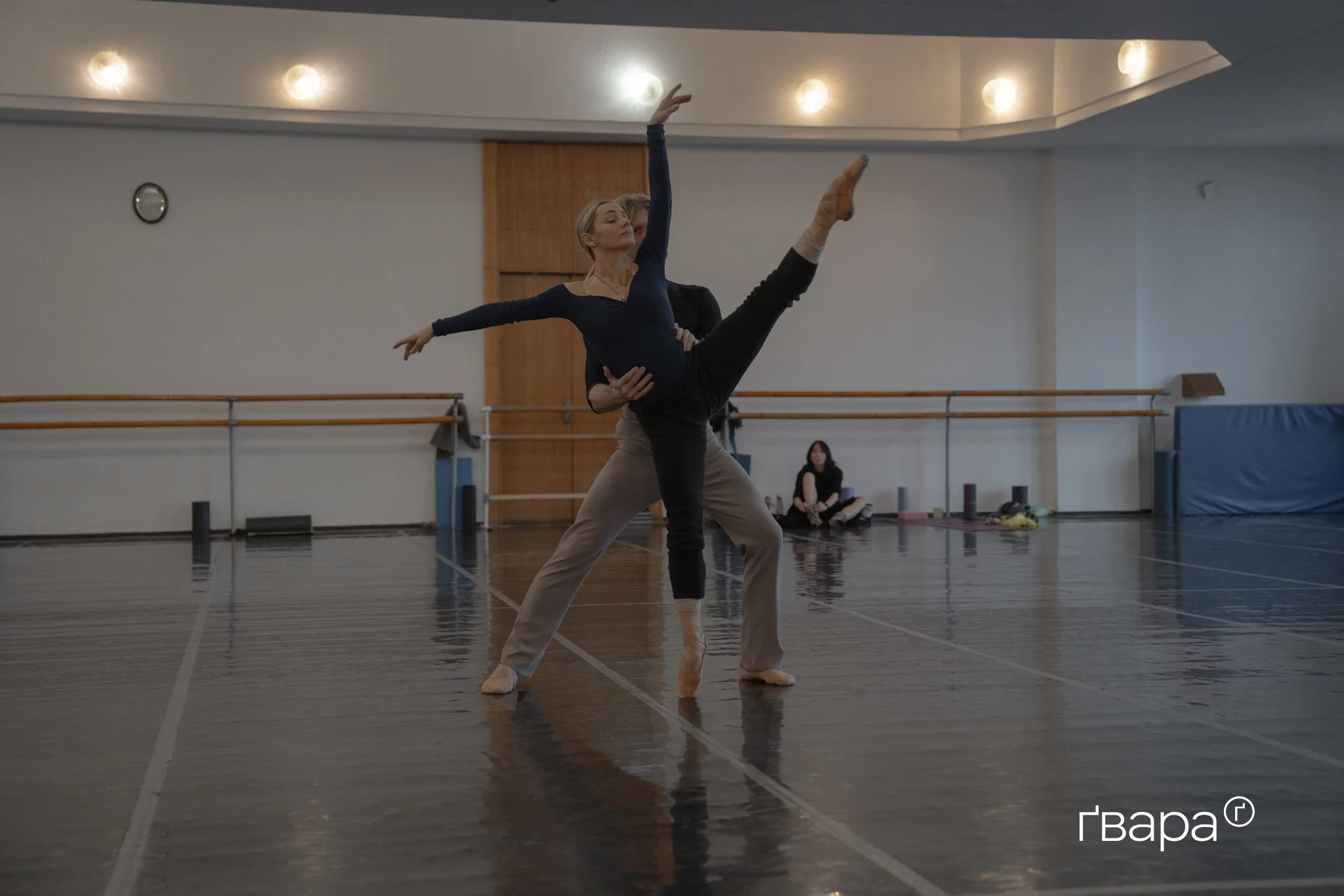 зображення до посту: &laquo;Снігова королева&raquo; готує артистів до різдвяного виступу. Як харківська балетна трупа проводить репетиції за 20 кілометрів від фронту