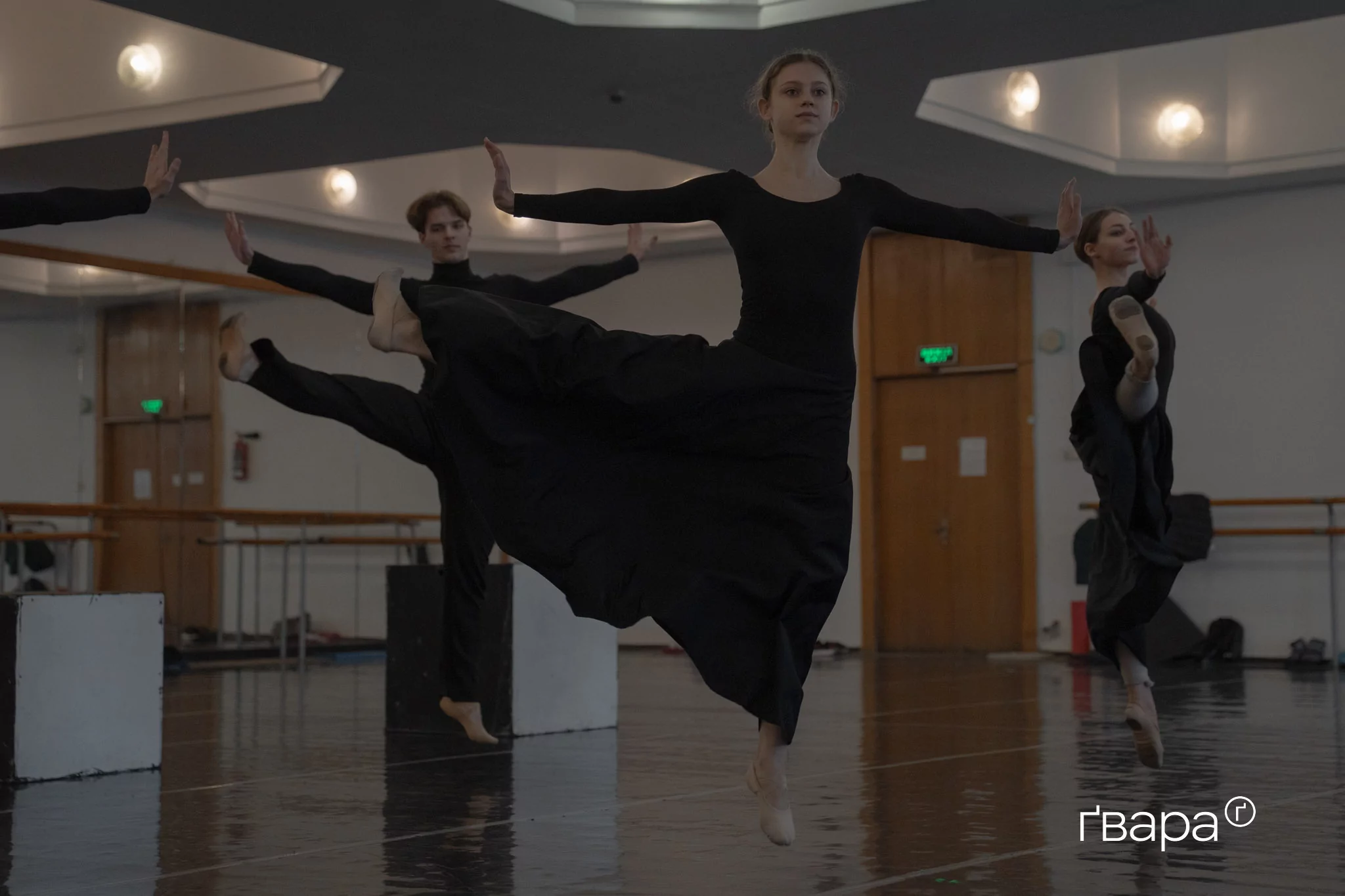 зображення до посту: &laquo;Снігова королева&raquo; готує артистів до різдвяного виступу. Як харківська балетна трупа проводить репетиції за 20 кілометрів від фронту