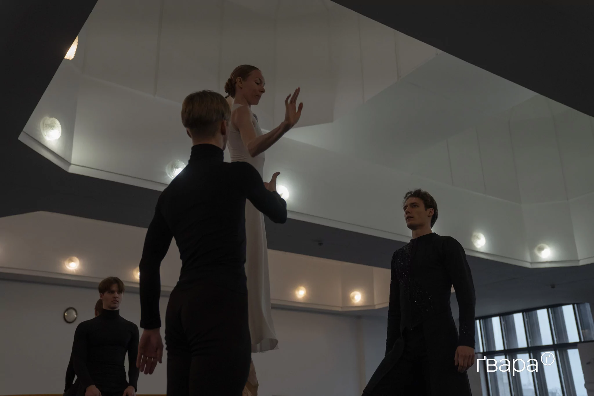 зображення до посту: &laquo;Снігова королева&raquo; готує артистів до різдвяного виступу. Як харківська балетна трупа проводить репетиції за 20 кілометрів від фронту