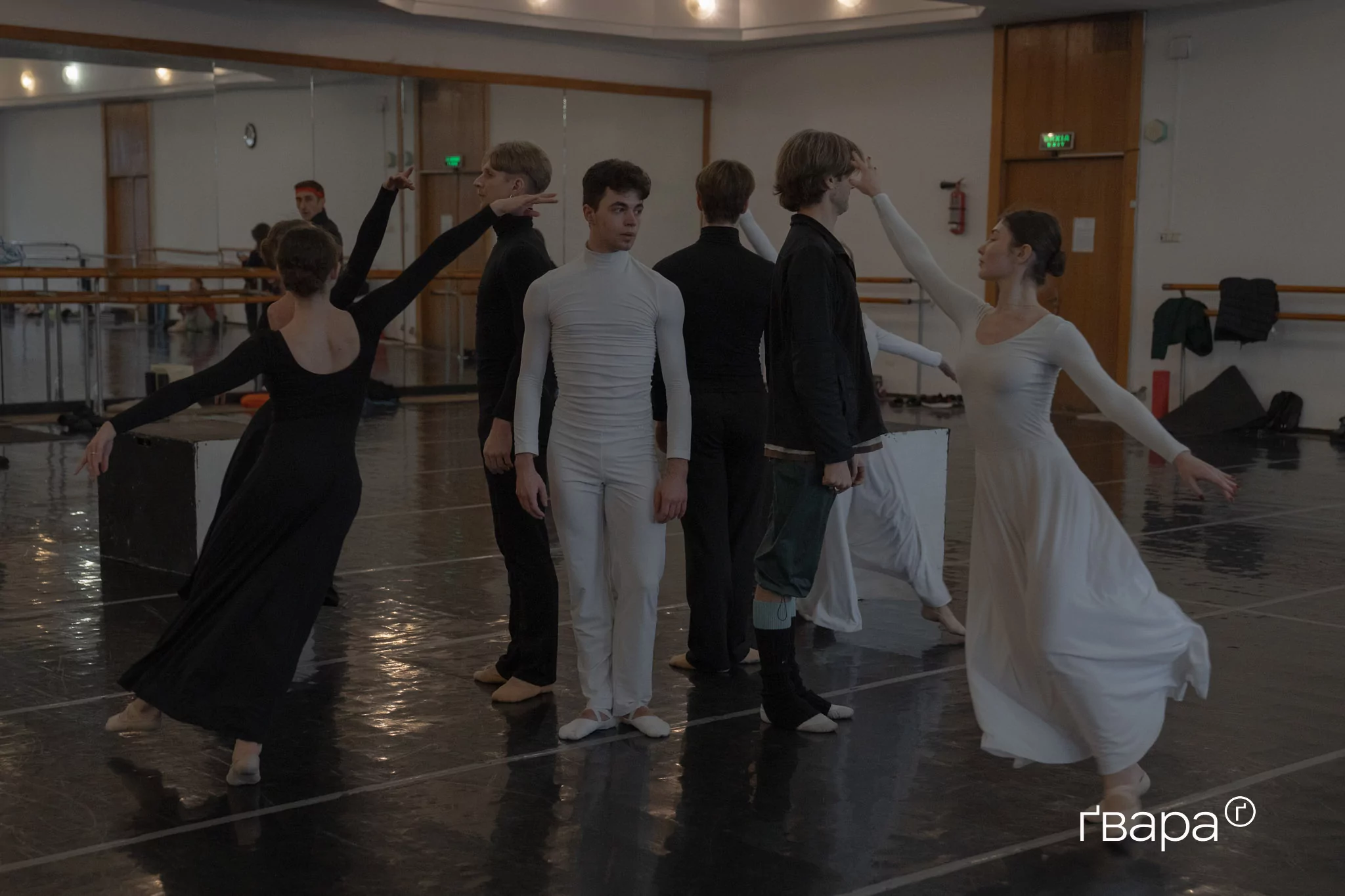 зображення до посту: &laquo;Снігова королева&raquo; готує артистів до різдвяного виступу. Як харківська балетна трупа проводить репетиції за 20 кілометрів від фронту