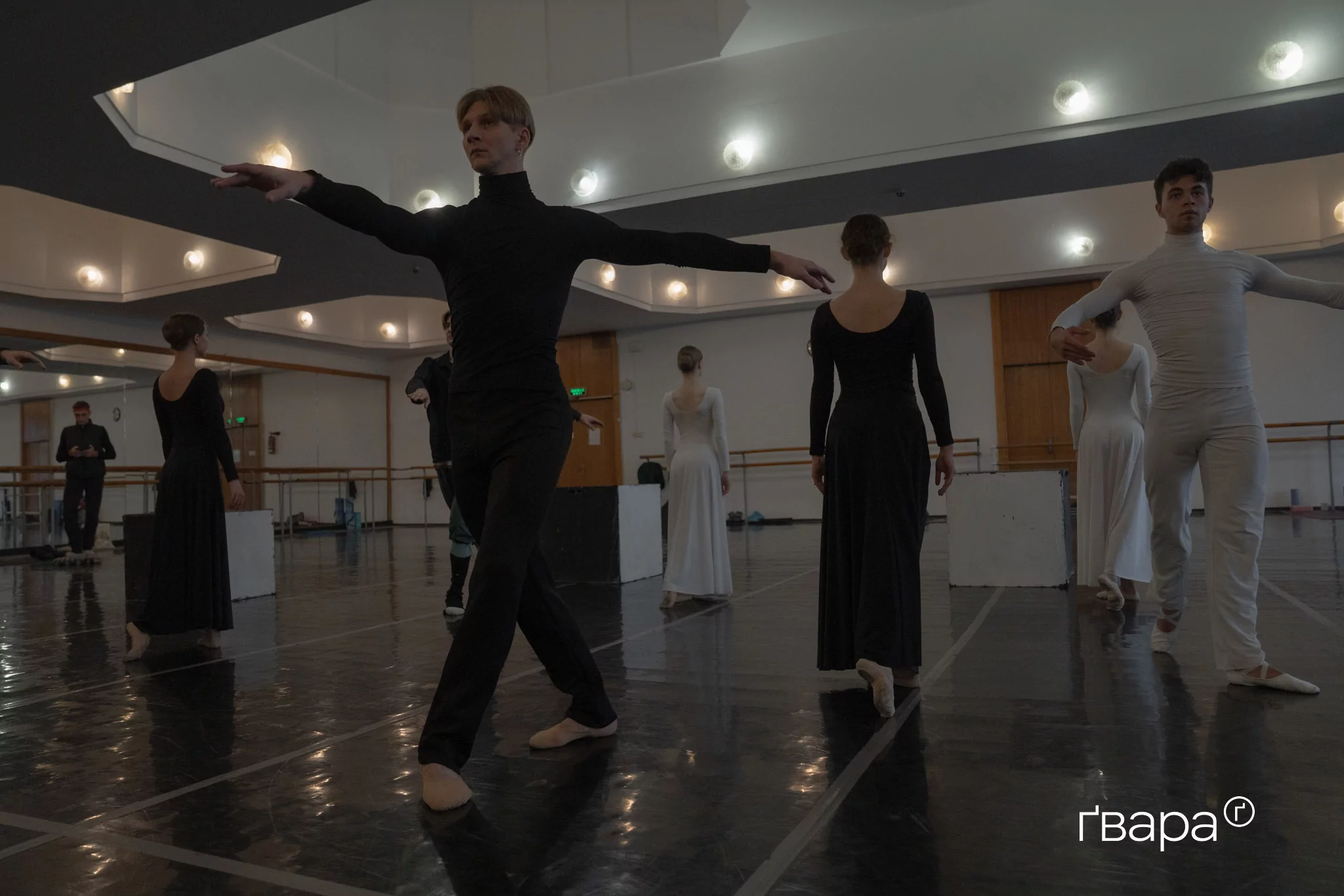 зображення до посту: &laquo;Снігова королева&raquo; готує артистів до різдвяного виступу. Як харківська балетна трупа проводить репетиції за 20 кілометрів від фронту