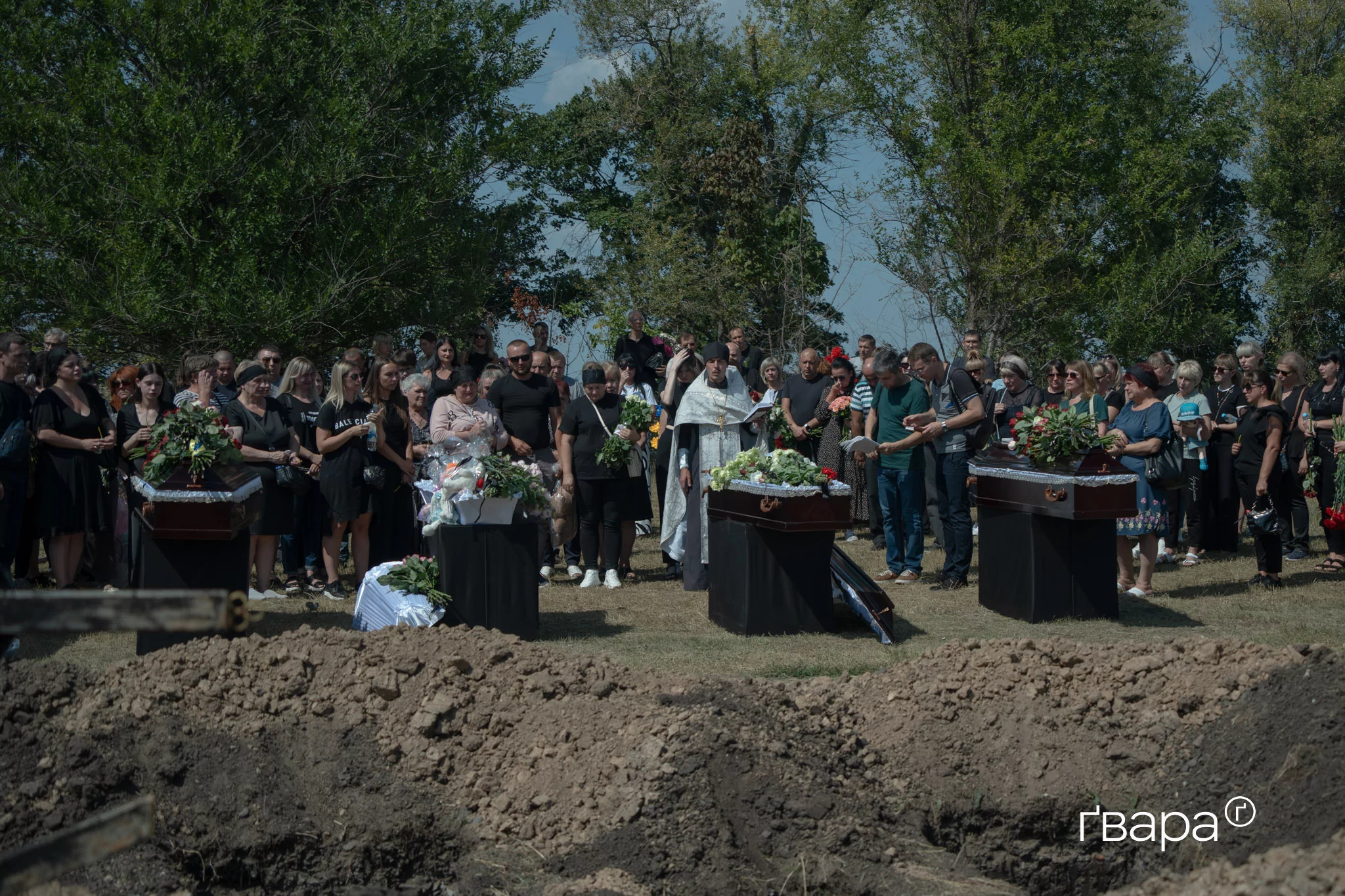 Поховання родини Серга-Морозових, загиблої під час удару &laquo;Шахедами&raquo; по Індустріальному району Харкова. Серпень 2025 року