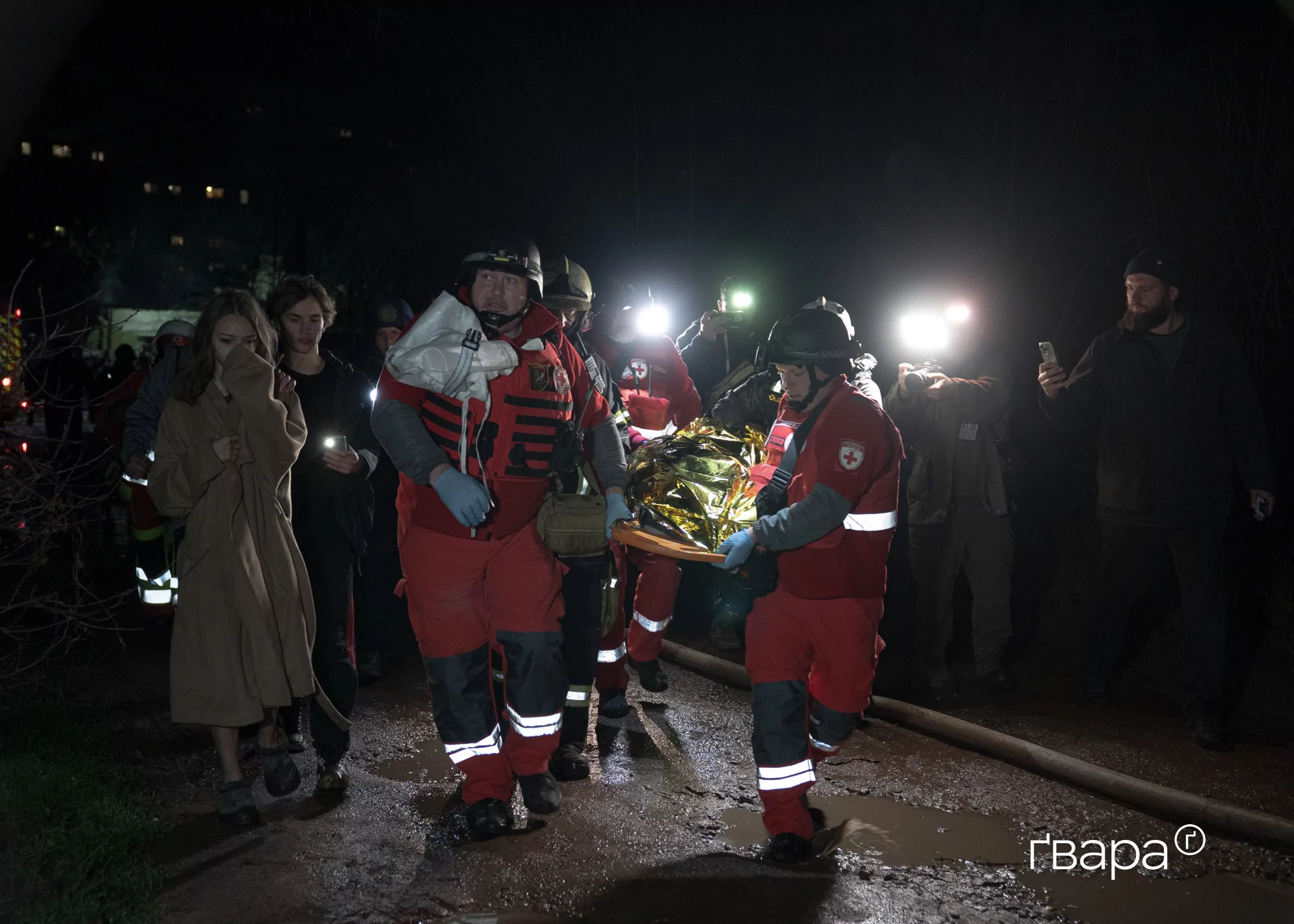 Працівники Червоного Хреста виносять тіло жінки після атаки &laquo;Шахедами&raquo; по Харкову. Внаслідок обстрілу трьох районів міста загинули чотири людини, щонайменше 17 постраждали. Листопад 2025 року
