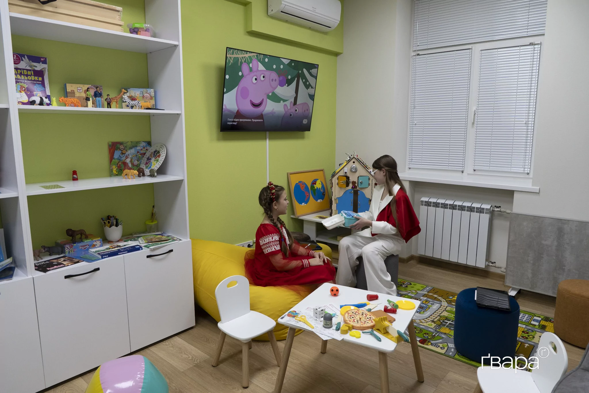 дівчата граються у Центрі захисту прав дитини