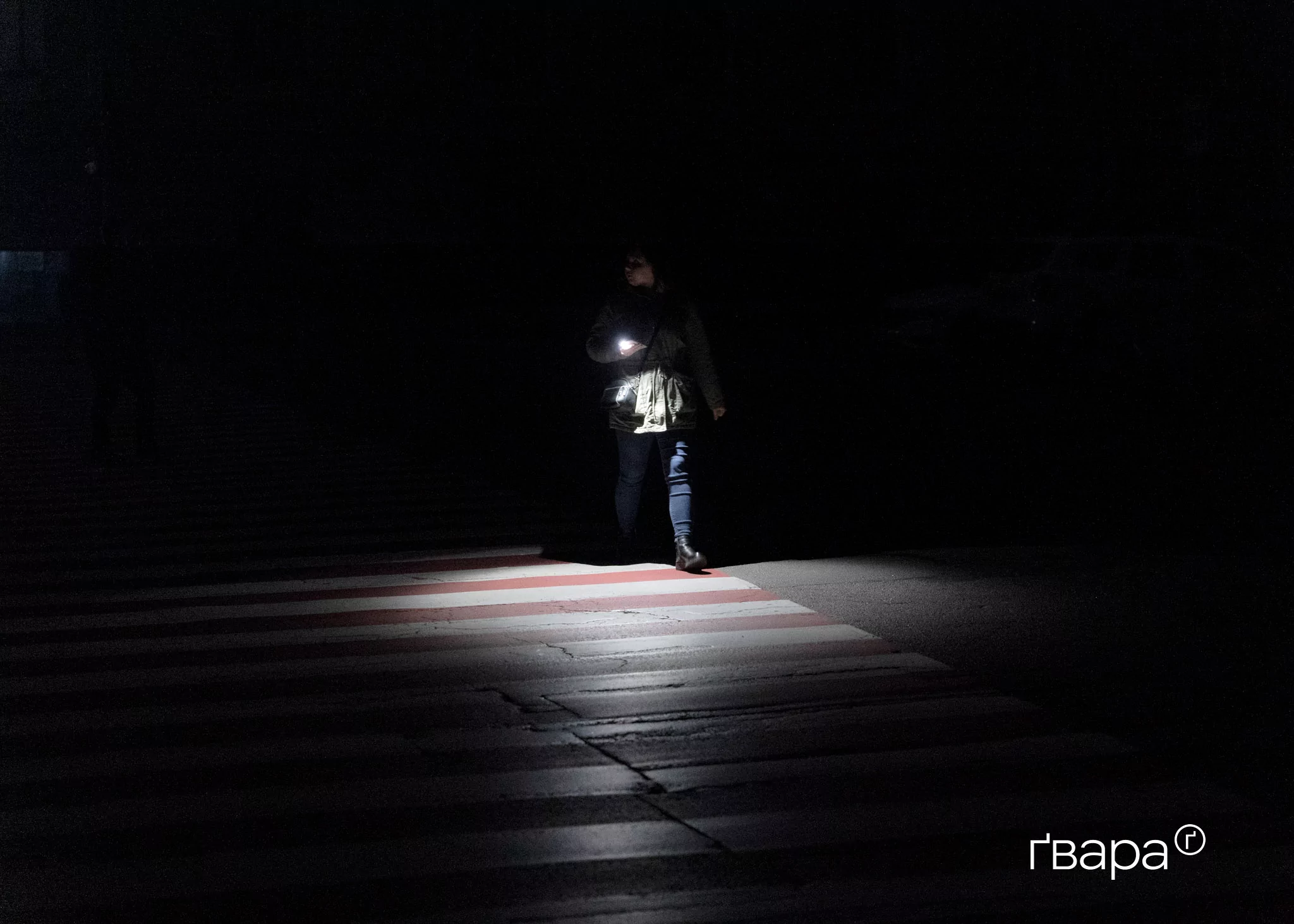 Харків'яни пересуваються темними вулицями міста під час блекауту після російських атак. Листопад 2025 року