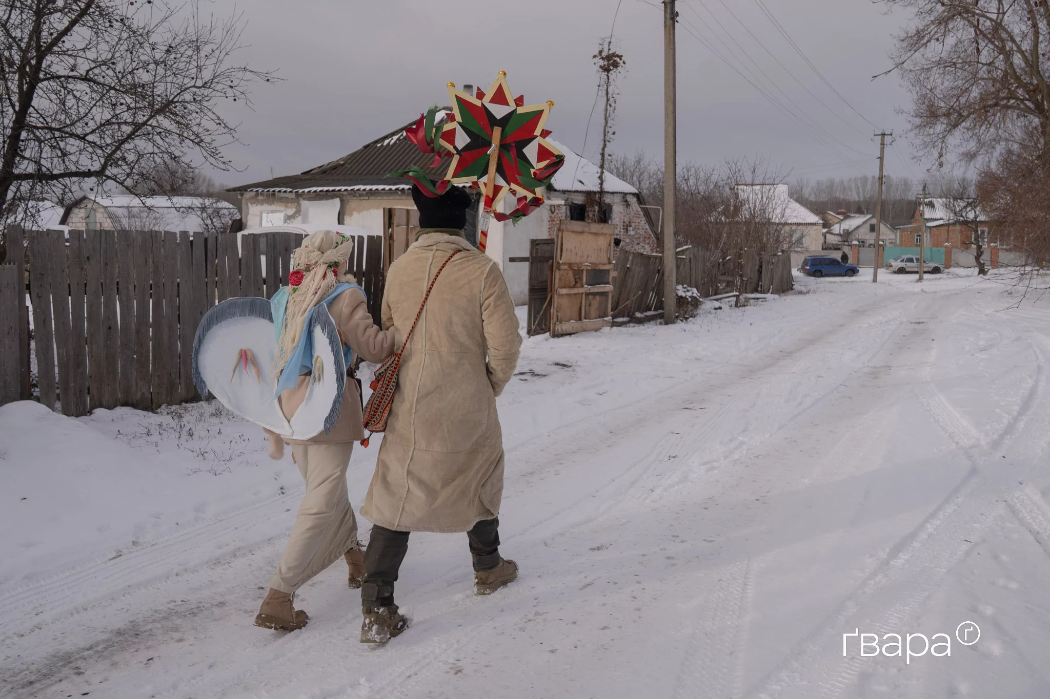 Колядники &laquo;Саду Вертепів&raquo; під час колядування у деокупованих селах Харківщини. Грудень 2025 року