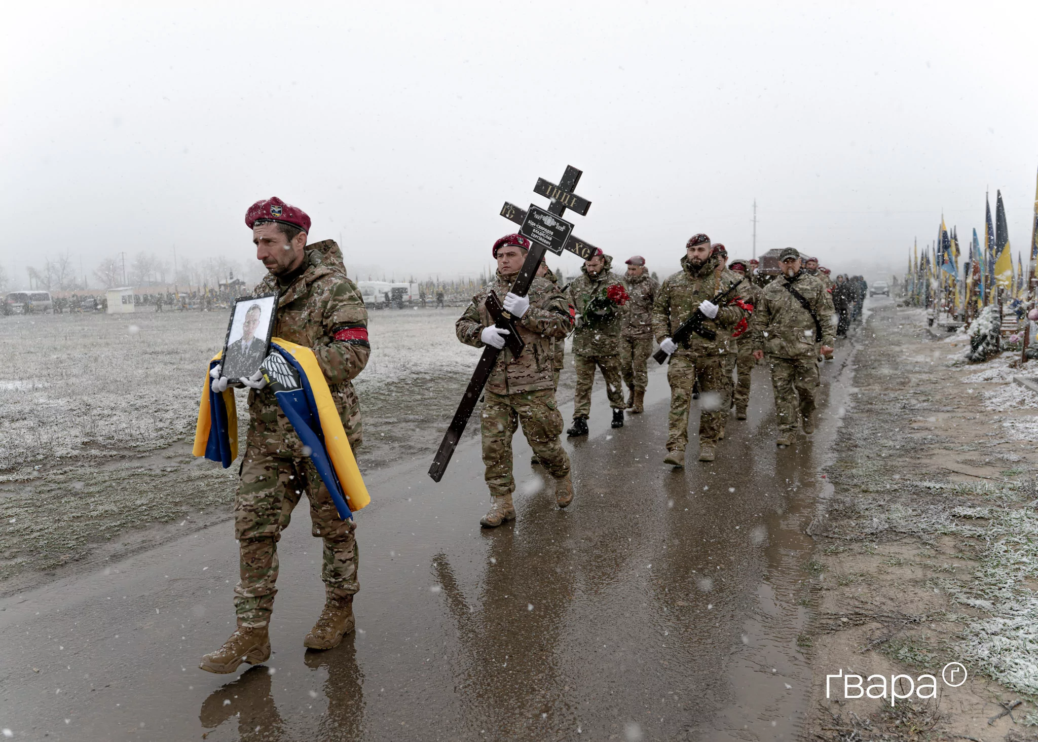 Бійці спецпідрозділу поліції несуть фото і хрест лейтенанта Владислава Свиридова, загиблого на Куп'янському напрямку. Листопад 2025 року