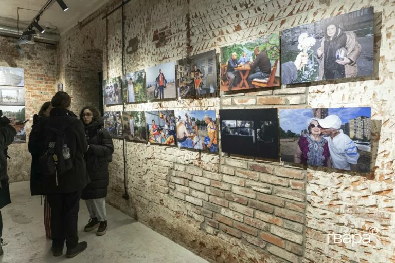 У Харкові відкрилась виставка брюссельського фотографа «Ці квіти не забудеш» — фото