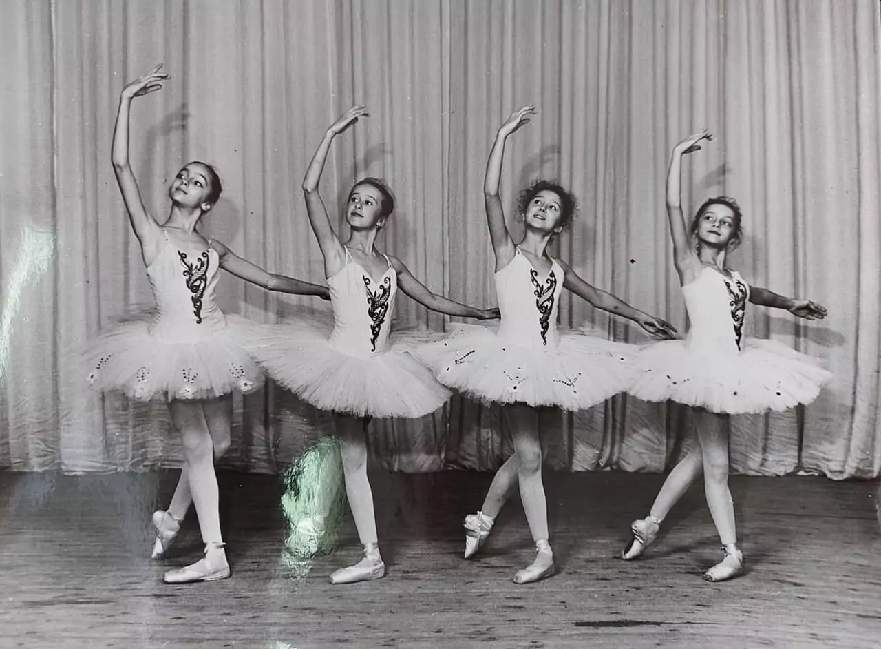 зображення до посту: &laquo;Снігова королева&raquo; готує артистів до різдвяного виступу. Як харківська балетна трупа проводить репетиції за 20 кілометрів від фронту