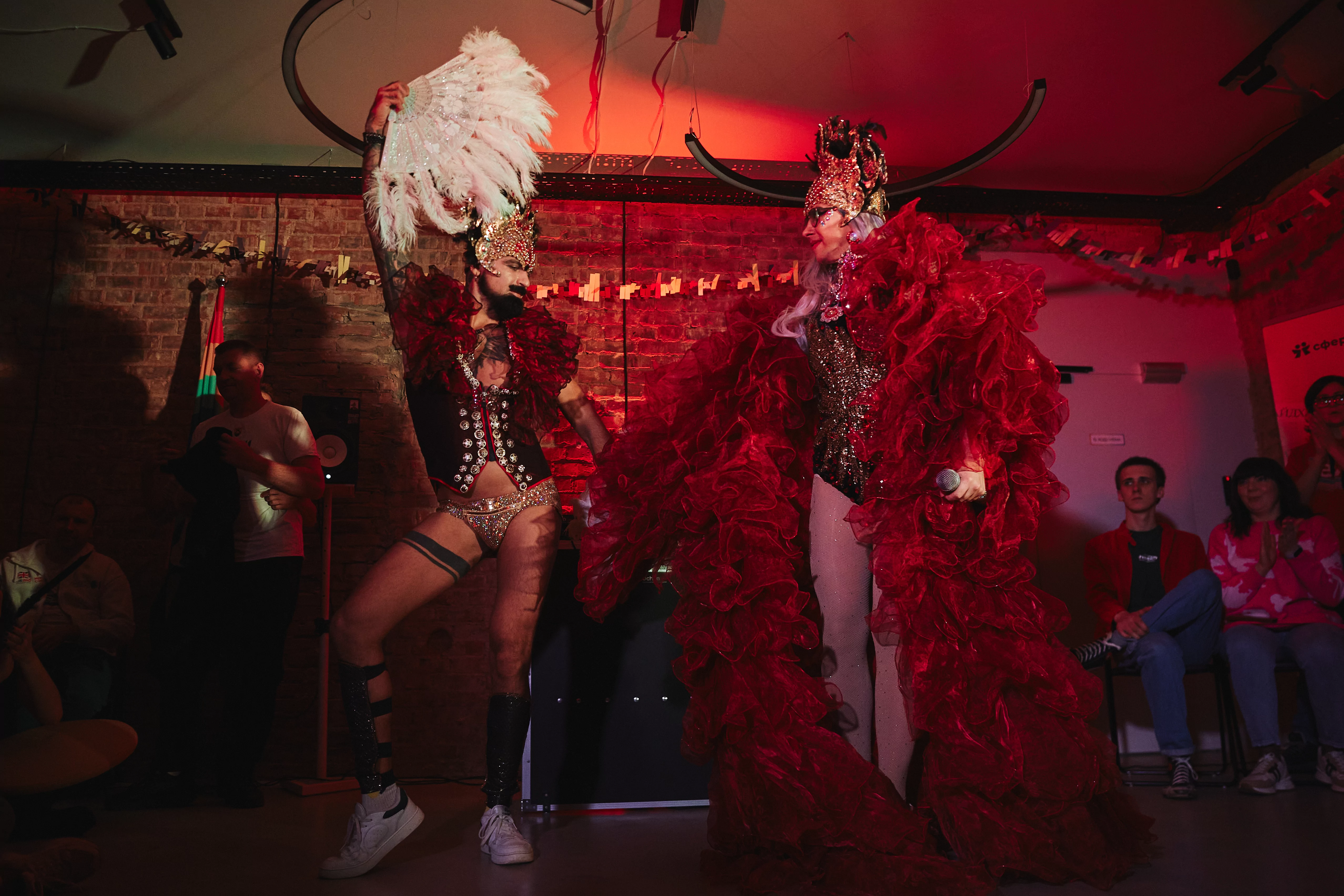 The Gracia duo dances with lush capes and fans