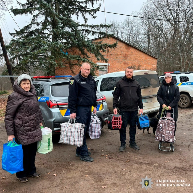 З Вовчанщини поліціянти евакуювали трьох жінок разом з їхніми улюбленцями