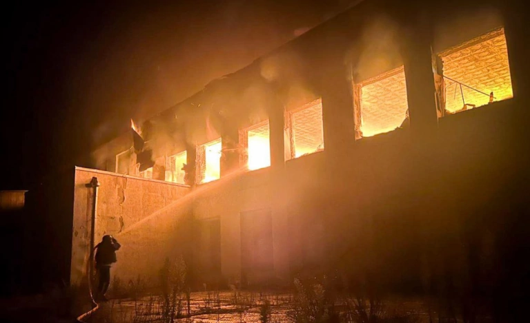 На Куп’янщині внаслідок удару БпЛА сталася пожежа в будинку культури