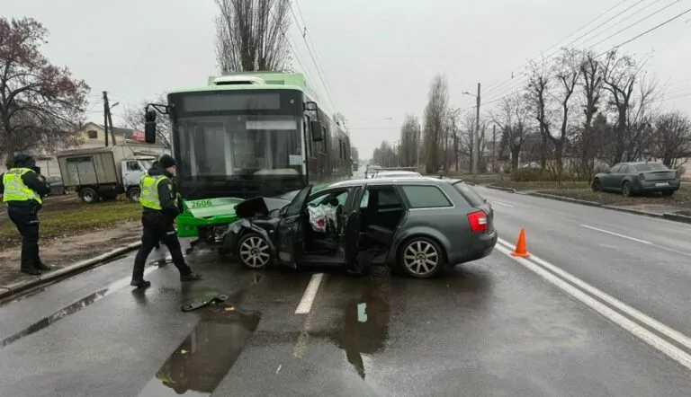У Харкові авто зіткнулося з тролейбусом: троє постраждалих