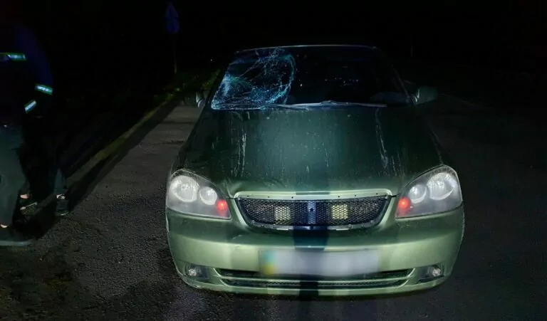 На Харківщині авто збило пішохода: він помер у кареті швидкої