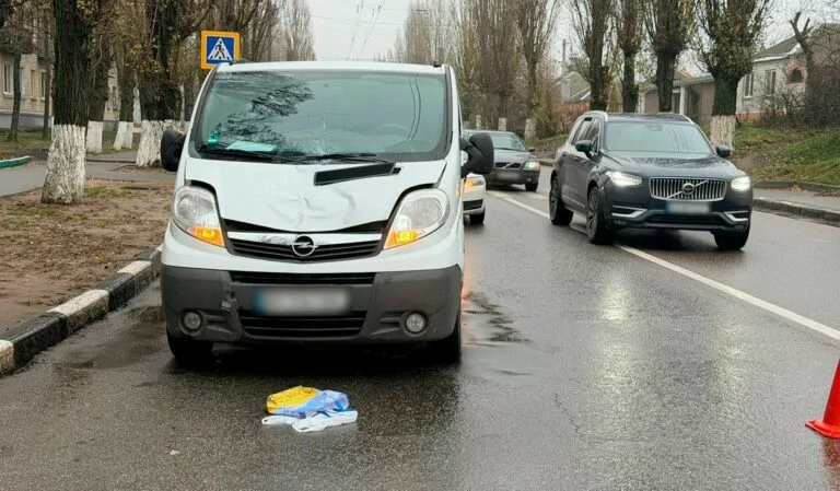 У Харкові жінка потрапила під авто: її госпіталізували