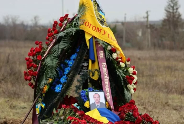 На Харківщині попрощалися із загиблим поліціянтом Анатолієм Петіком