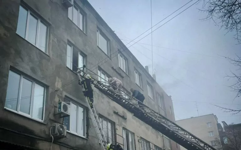 У Лозовій врятували 15 людей з пожежі