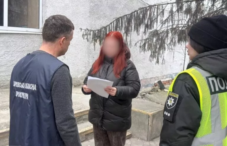 Мати дитини, яка постраждала під час обстрілу в Куп’янську, отримала підозру