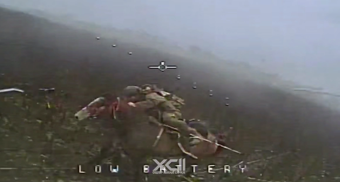 Скриншот відео з телеграм-каналу 92-ї ОШБр про те, що російські окупанти переміщуються на конях