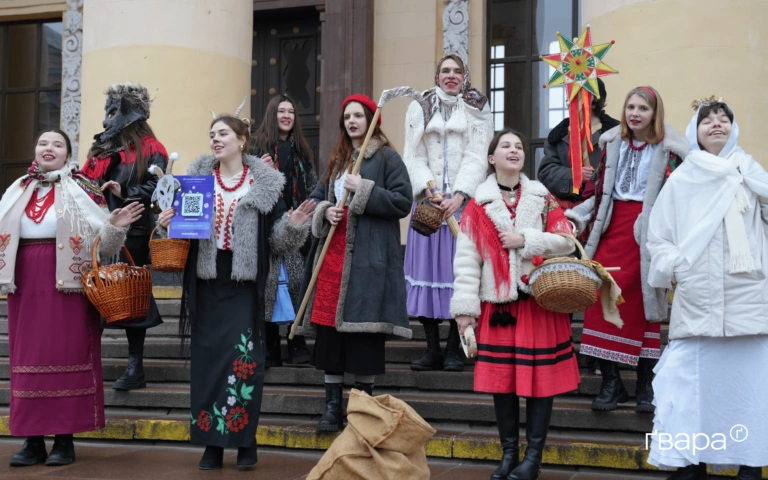 «Ми відчуваємо себе однією великою родиною»: у Харкові відбулися святкові колядування від театру «Очерет» — фото