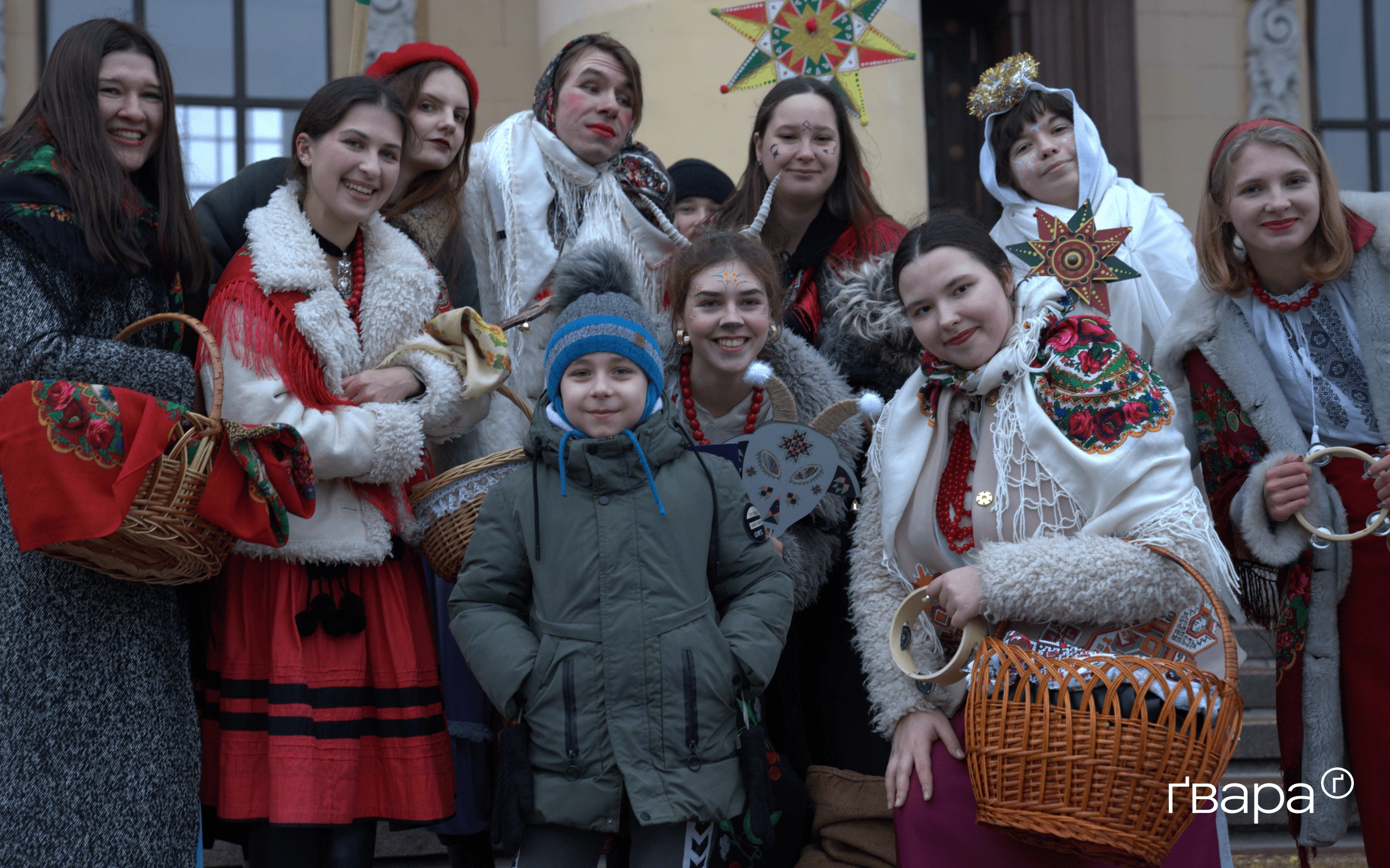 зображення до посту: &laquo;Ми відчуваємо себе однією великою родиною&raquo;: у Харкові відбулися святкові колядування від театру &laquo;Очерет&raquo; &mdash; фото