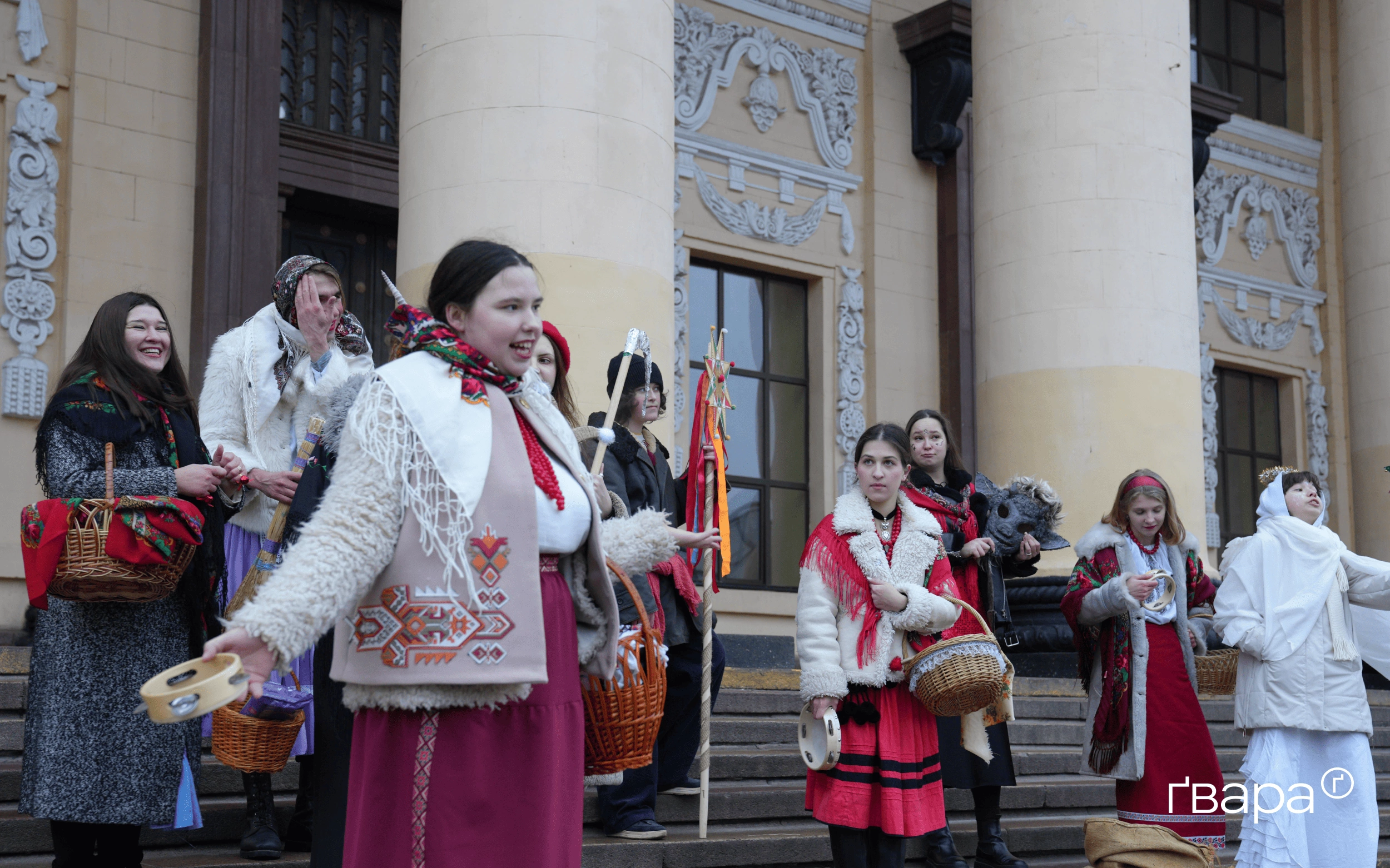 зображення до посту: &laquo;Ми відчуваємо себе однією великою родиною&raquo;: у Харкові відбулися святкові колядування від театру &laquo;Очерет&raquo; &mdash; фото