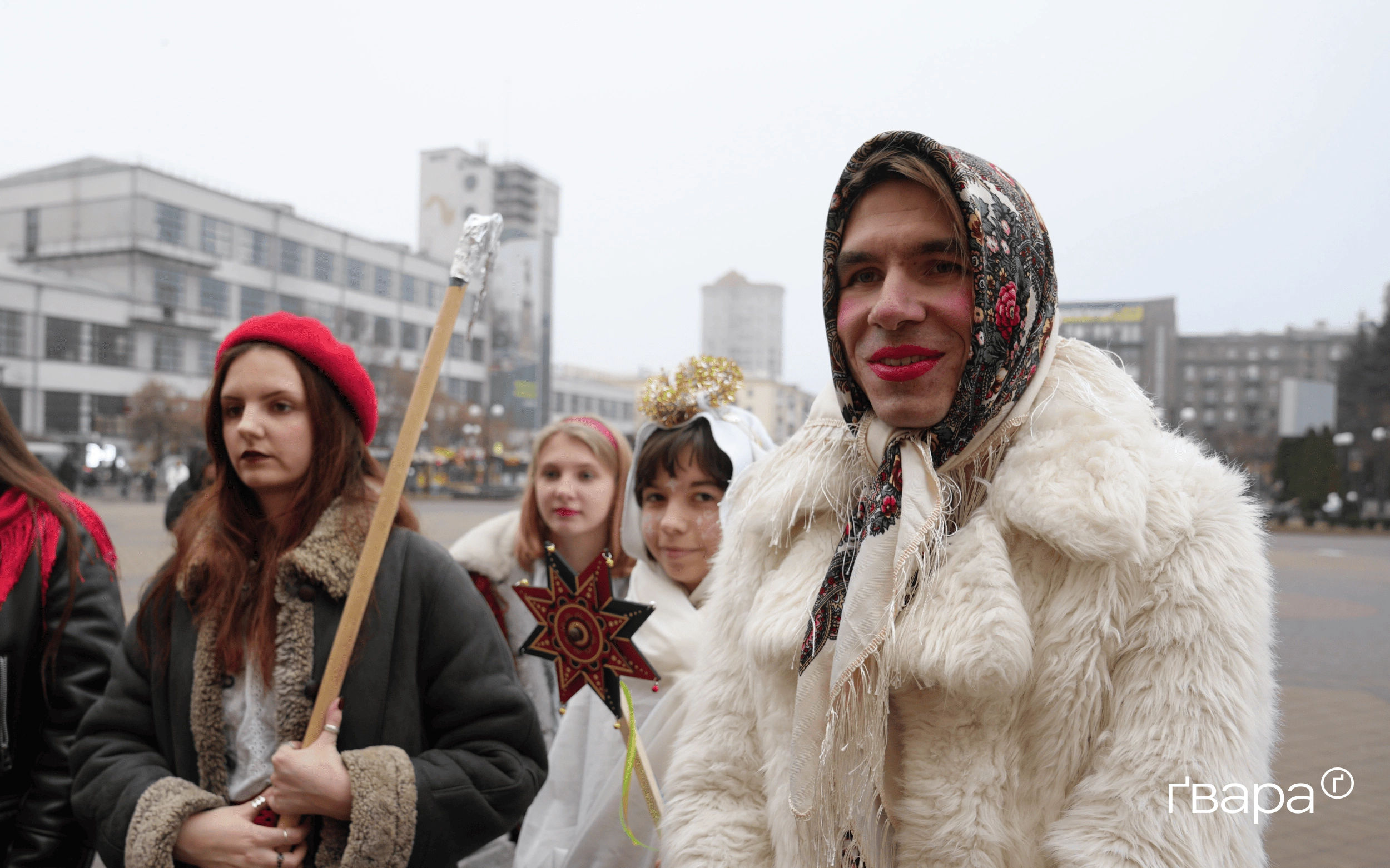 зображення до посту: &laquo;Ми відчуваємо себе однією великою родиною&raquo;: у Харкові відбулися святкові колядування від театру &laquo;Очерет&raquo; &mdash; фото