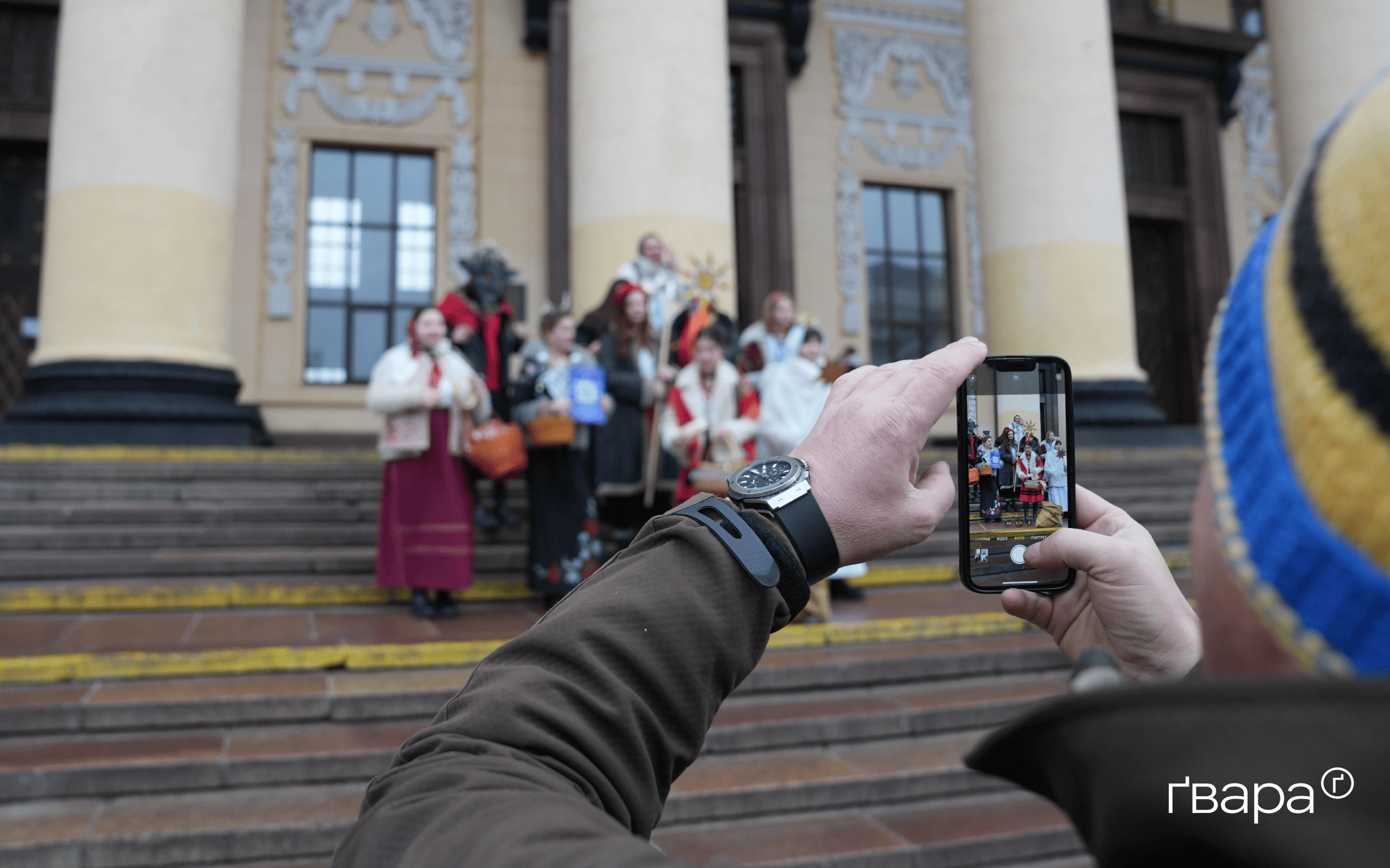 зображення до посту: &laquo;Ми відчуваємо себе однією великою родиною&raquo;: у Харкові відбулися святкові колядування від театру &laquo;Очерет&raquo; &mdash; фото