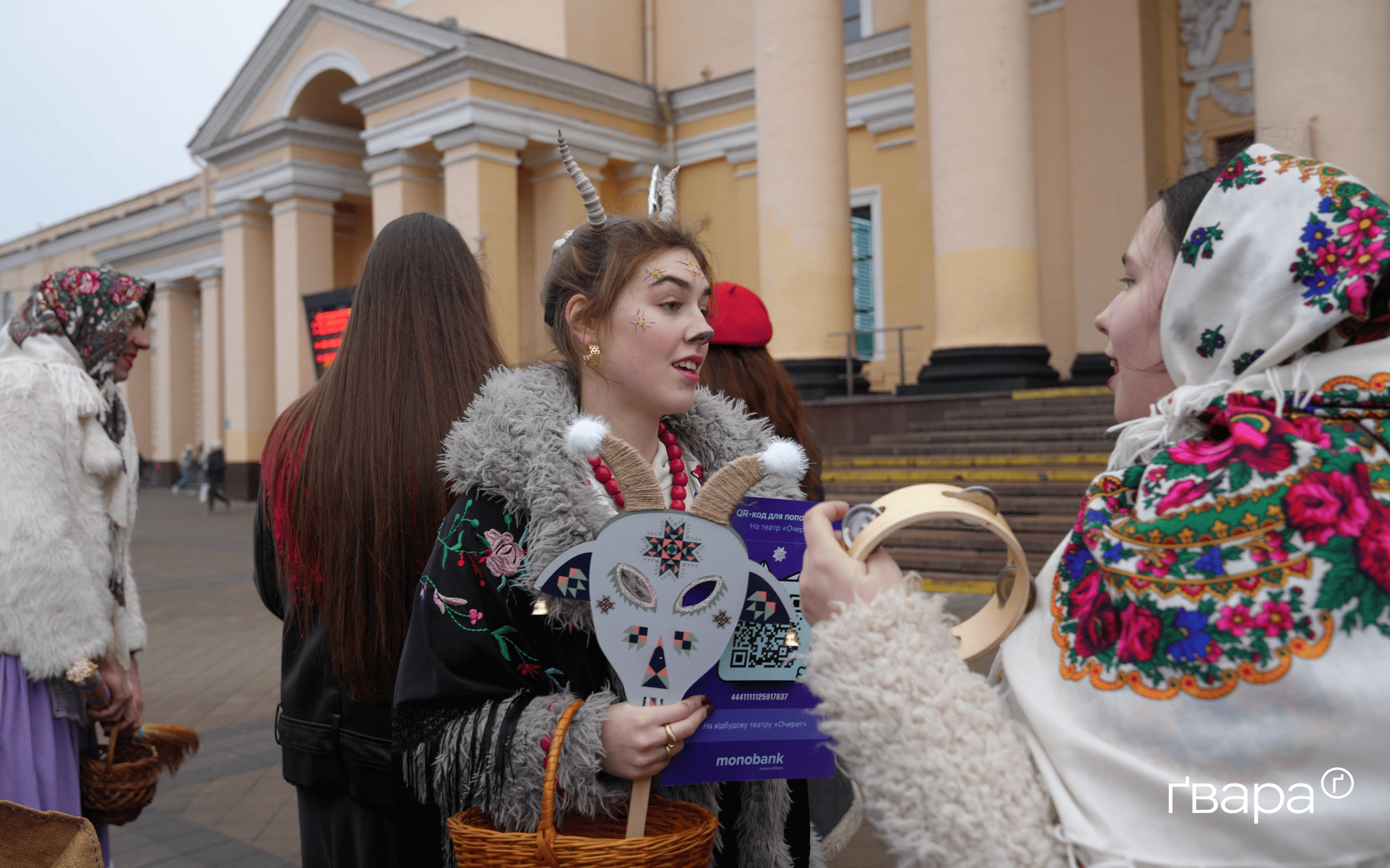 зображення до посту: &laquo;Ми відчуваємо себе однією великою родиною&raquo;: у Харкові відбулися святкові колядування від театру &laquo;Очерет&raquo; &mdash; фото