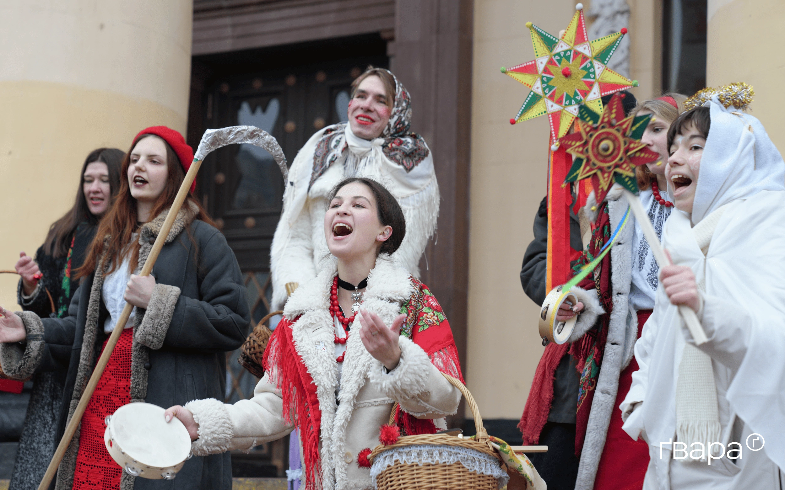 зображення до посту: &laquo;Ми відчуваємо себе однією великою родиною&raquo;: у Харкові відбулися святкові колядування від театру &laquo;Очерет&raquo; &mdash; фото