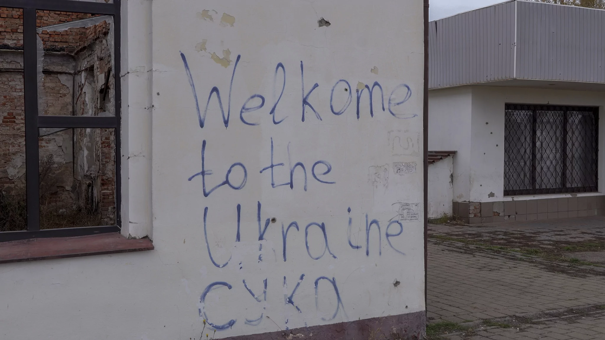 Graffiti on the walls of the ruined railway station. Slatyne, October 2025 / Photo: Polina Kulish, Gwara Media