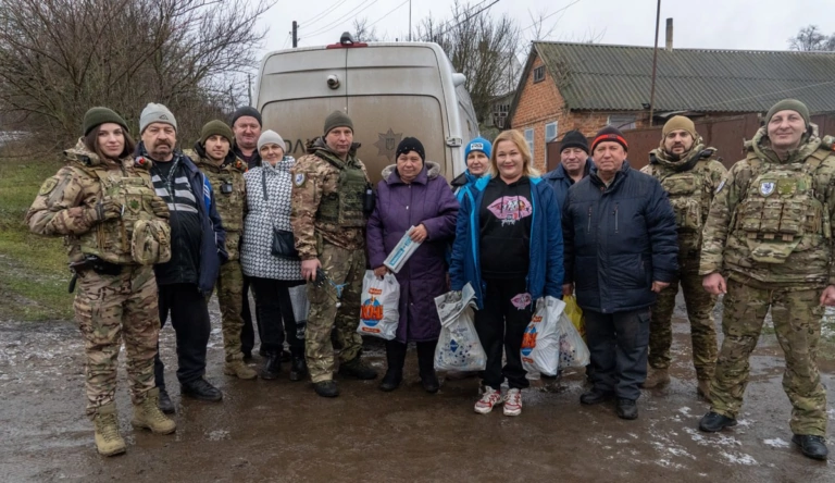Поліціянти забезпечили гуманітарною допомогою мешканців прифронтового села Харківщини