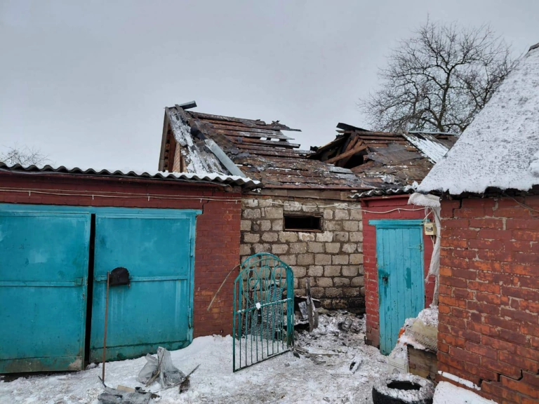 Росіяни завдали удару по селищу Золочів: пошкоджено будинки