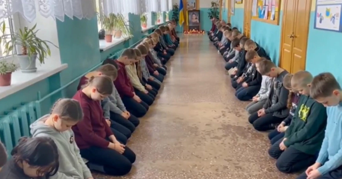 зображення до посту: Фейк. У вінницькій школі дітей під час хвилини мовчання примушують сидіти навколішки в коридорі