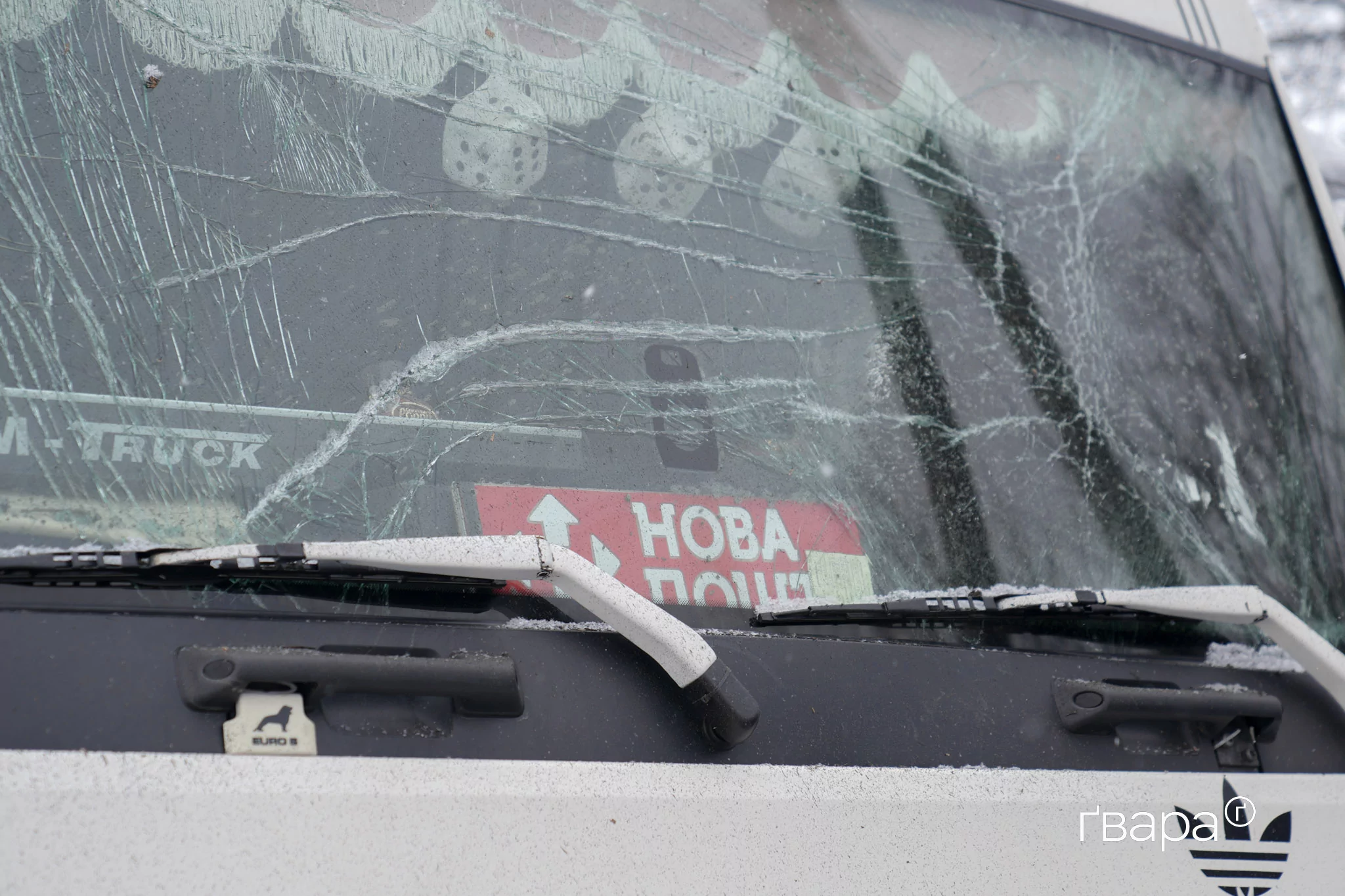 зображення до посту: Наслідки російського обстрілу термінала «Нової пошти» в передмісті Харкова — фото