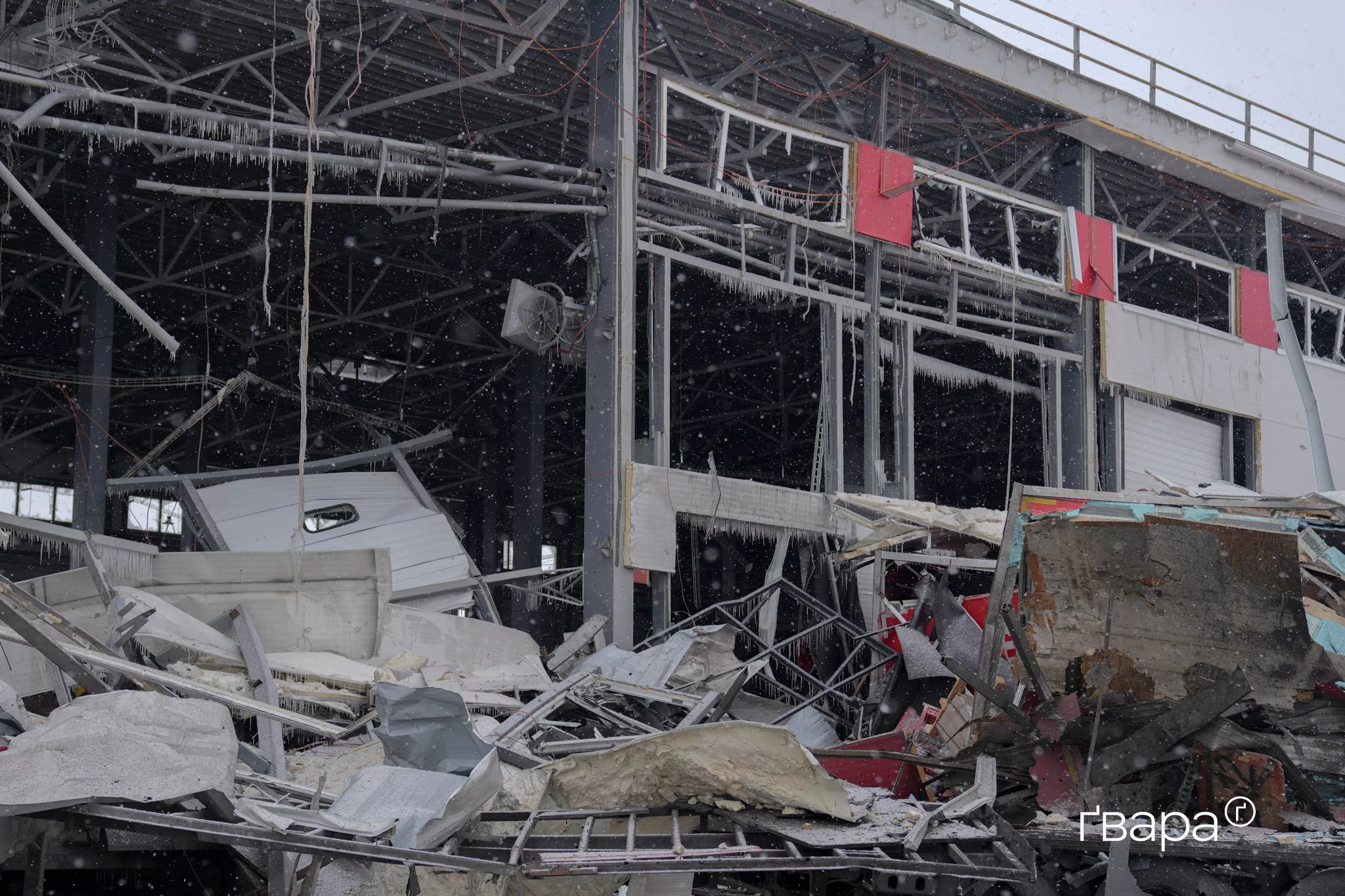 зображення до посту: Наслідки російського обстрілу термінала «Нової пошти» в передмісті Харкова — фото