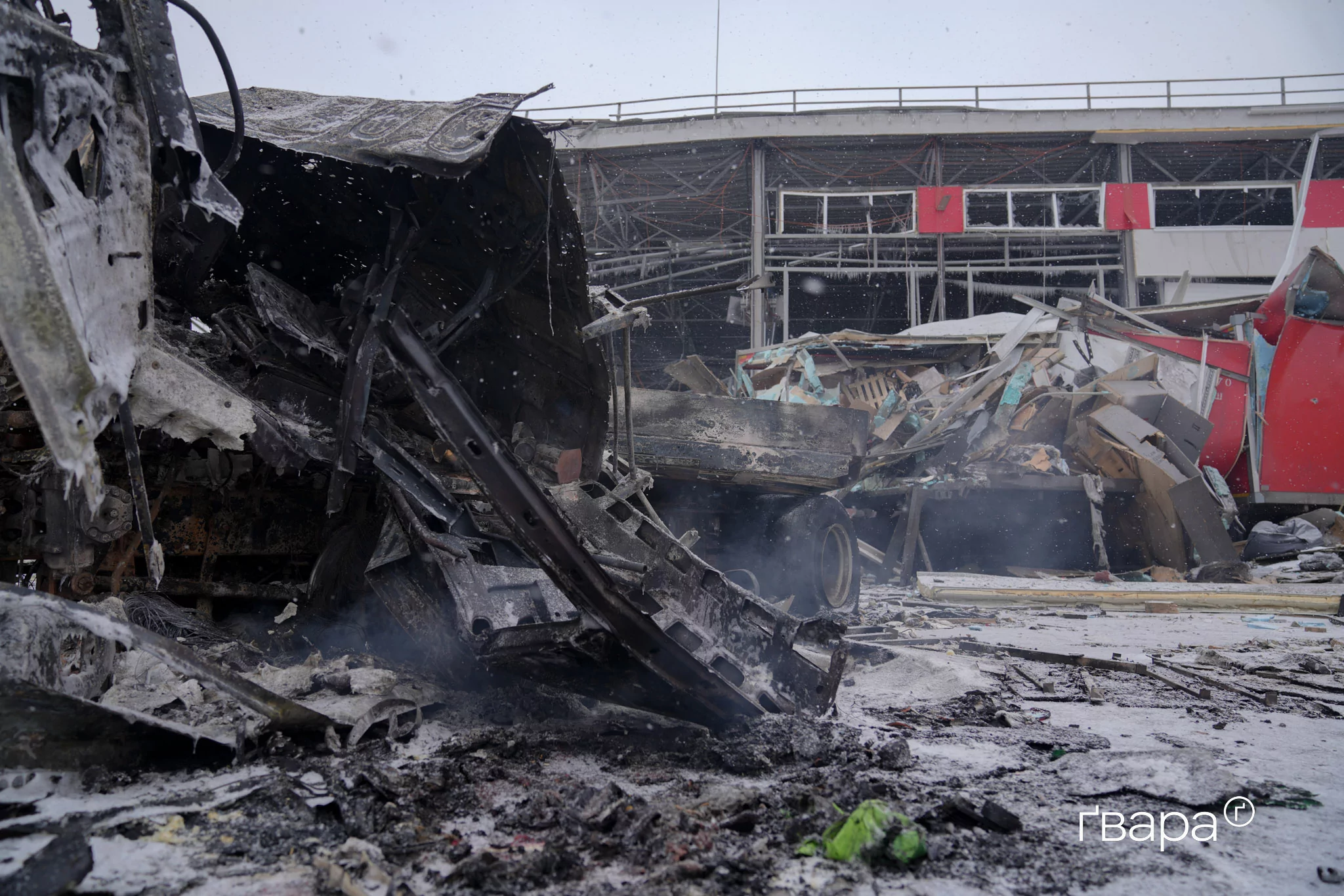 зображення до посту: Наслідки російського обстрілу термінала &laquo;Нової пошти&raquo; у передмісті Харкова &mdash; фото
