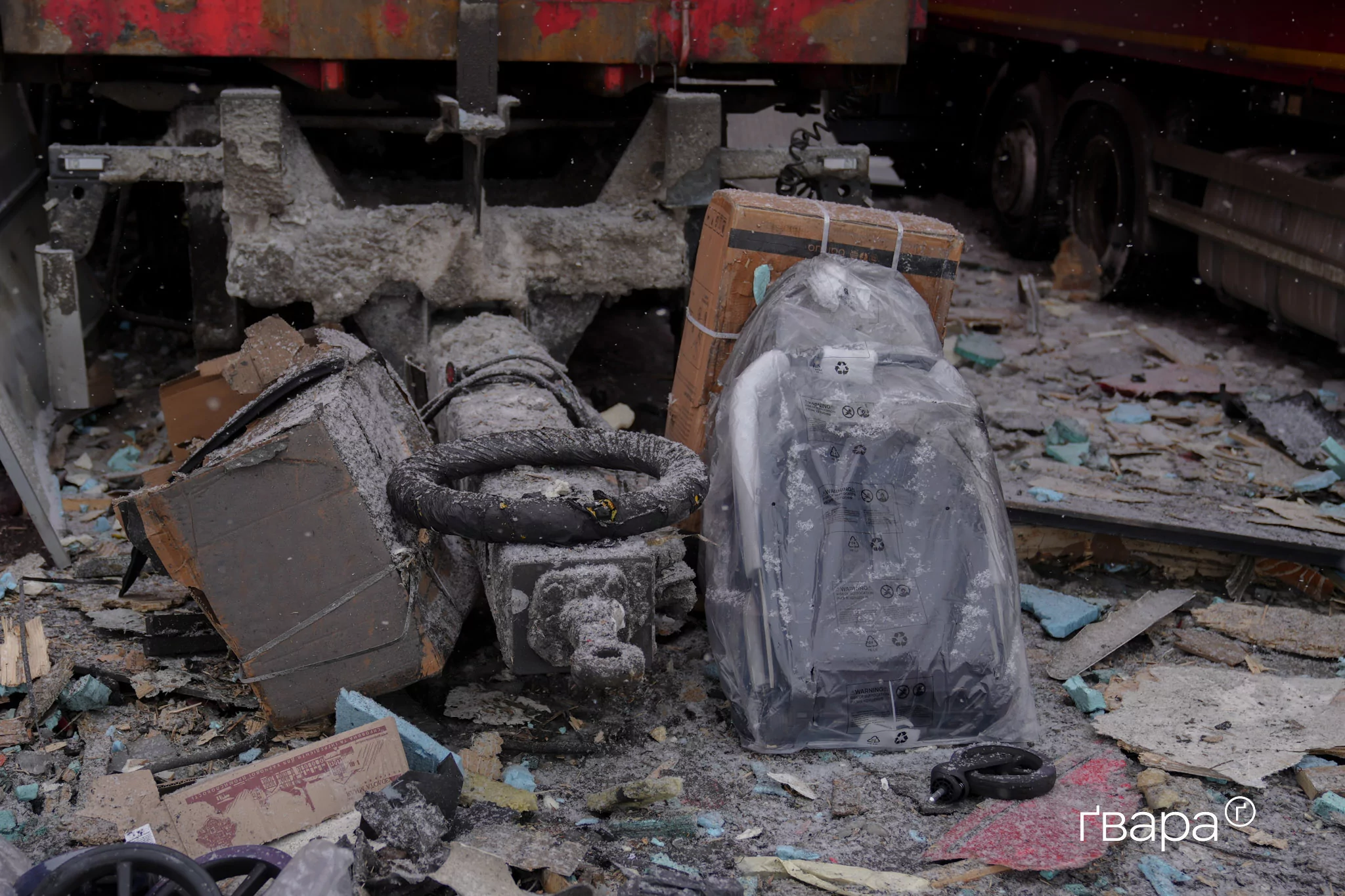 зображення до посту: Наслідки російського обстрілу термінала &laquo;Нової пошти&raquo; у передмісті Харкова &mdash; фото