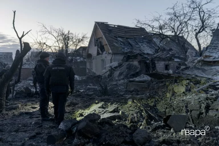 «Проснулась від того, що на мене впало вікно»: наслідки авіаударів у Слобідському районі Харкова — фото