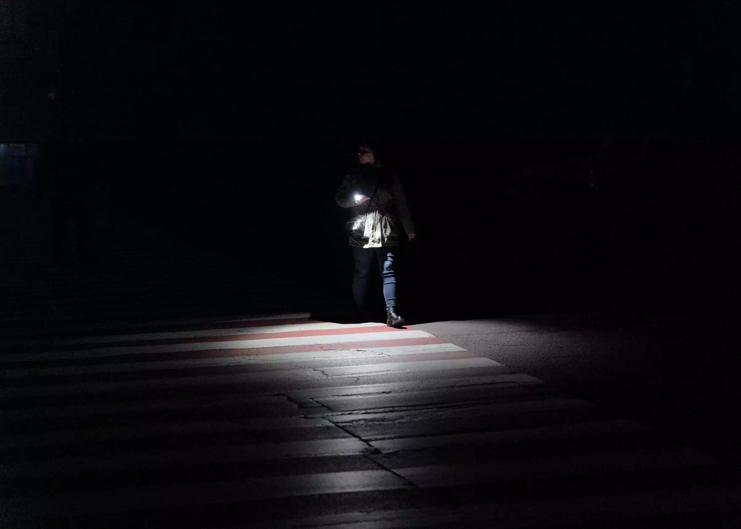 Kharkiv locals move through the dark city streets during the blackout after Russian airstrikes at objects of energy infrastructure / Photo: Gwara Media, Mykyta Kuznetsov&nbsp;