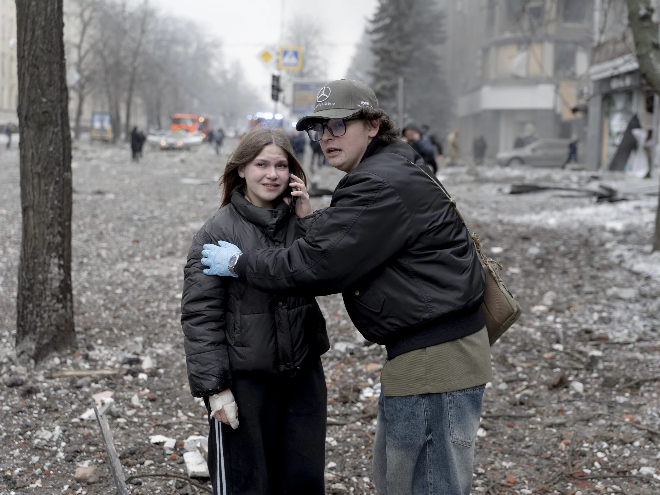 A volunteer helps a girl after the Russian attack on Kharkiv