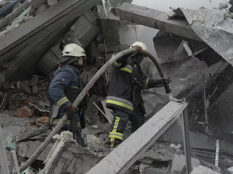 “Everything darkened, and I didn’t know where to run.” Russian missile attack on central Kharkiv injures 30 people (Photo)