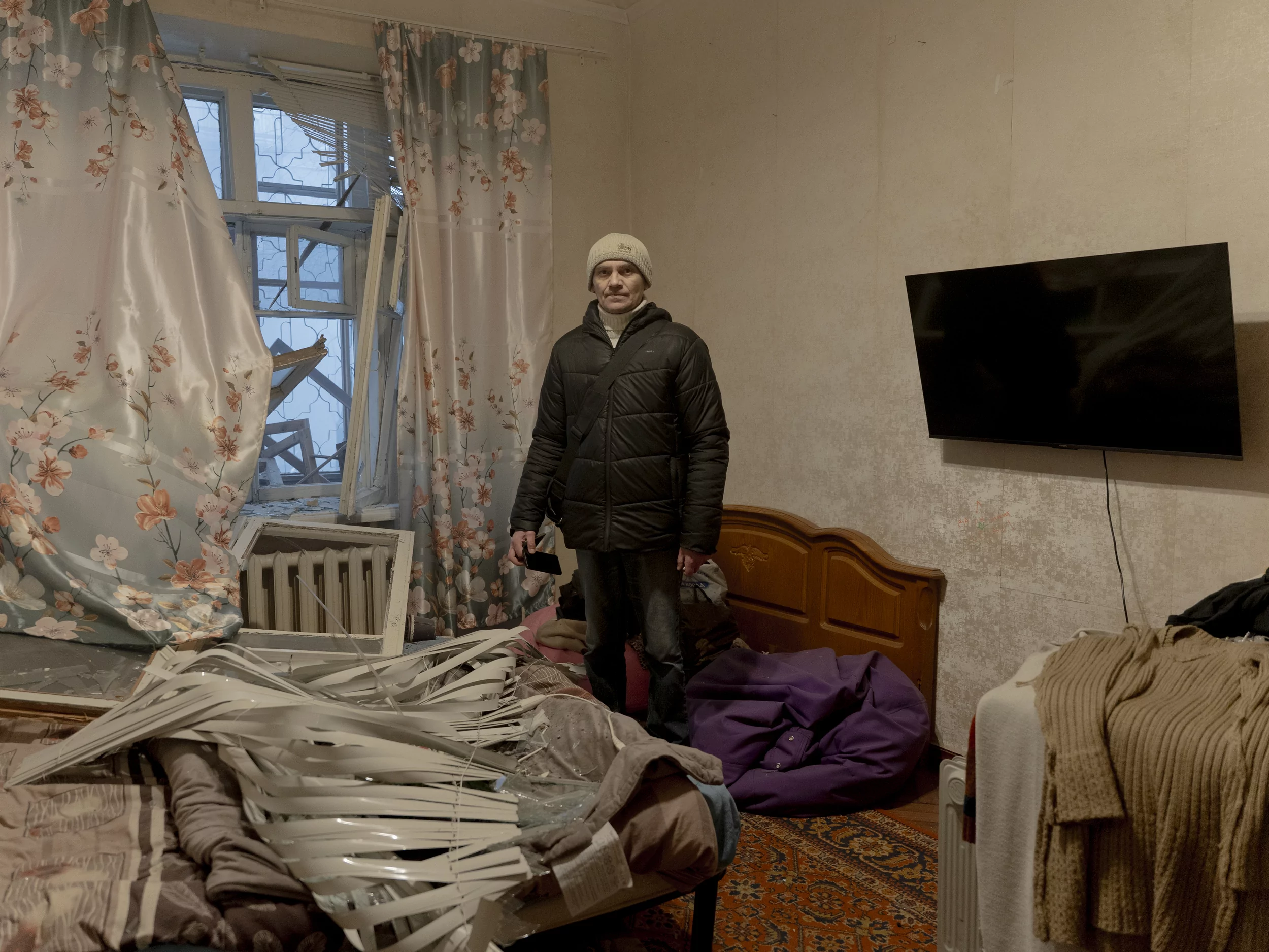 Photo of Kharkiv local in his damaged apartment after the Russian attack